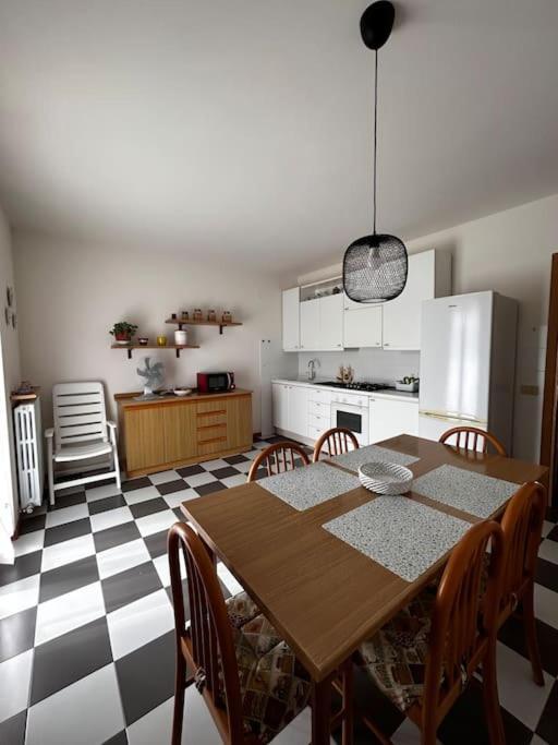 Near Town Centre And Lake - Le Colombe Bardolino Extérieur photo