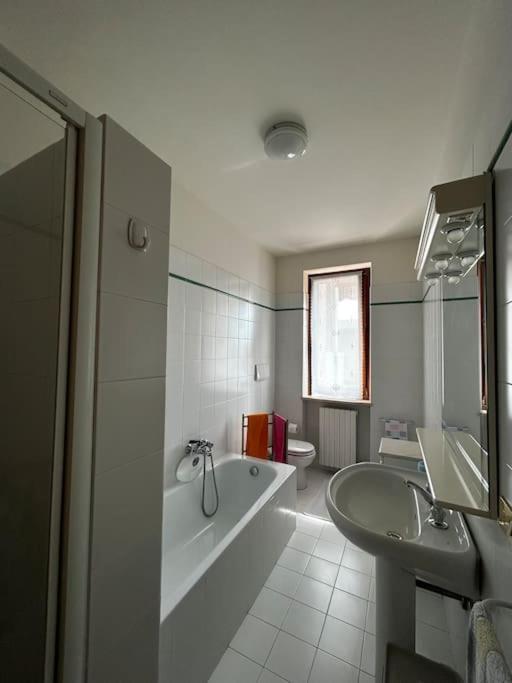 Near Town Centre And Lake - Le Colombe Bardolino Extérieur photo